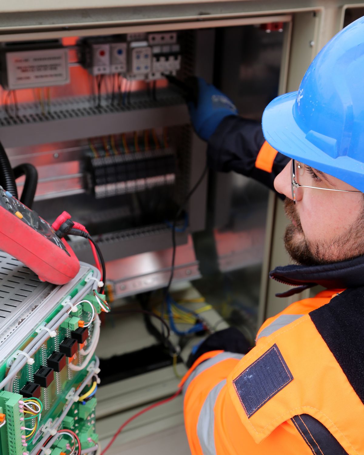 Professionelle technische Arbeit — mit Erfahrung und Sorgfalt