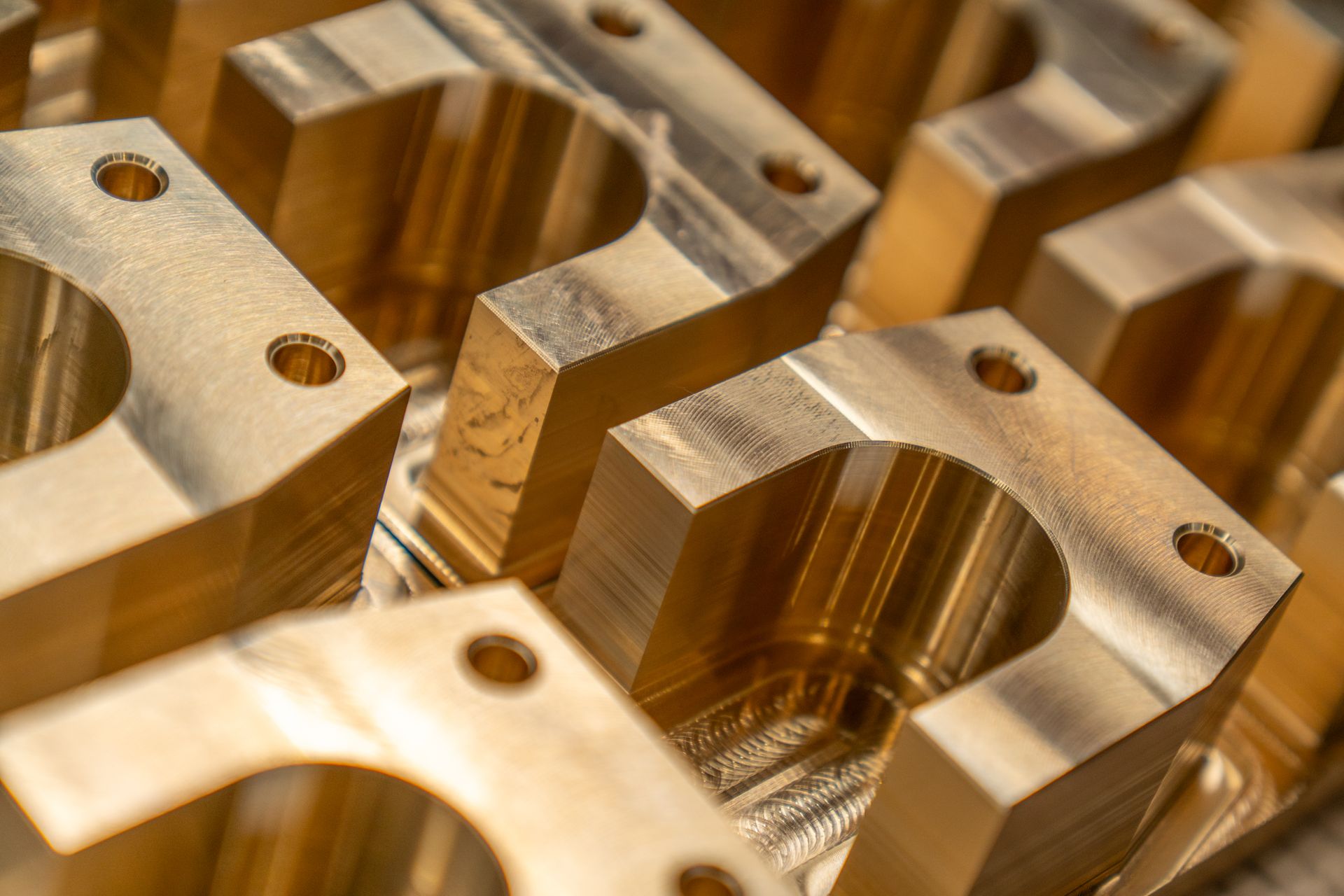 Präzise gefertigte Metallkomponente mit bearbeiteten Konturen