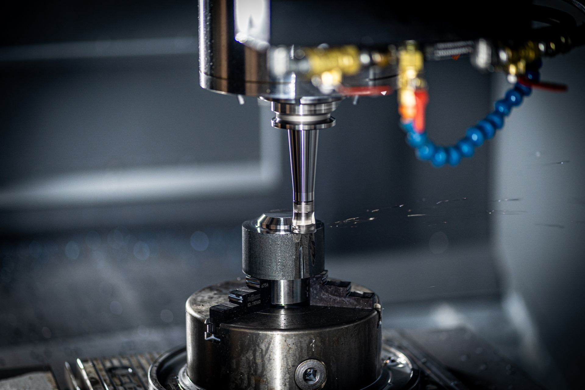 Präzise Metallbearbeitung an einer industriellen Fräsmaschine
