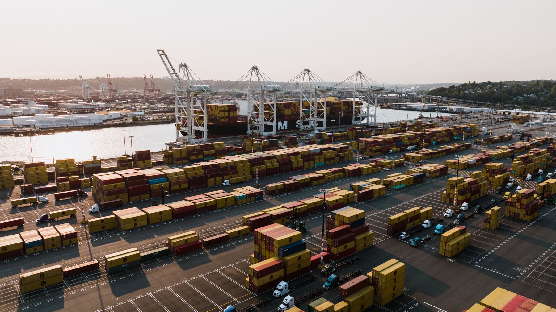 Containerterminal mit Verladekränen und geordneten Transportcontainern