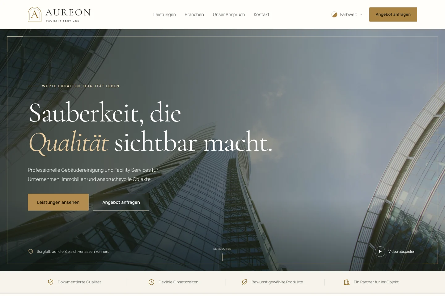 Desktop: ruhiger Fassadenfilm und elegante Service-Ansprache.