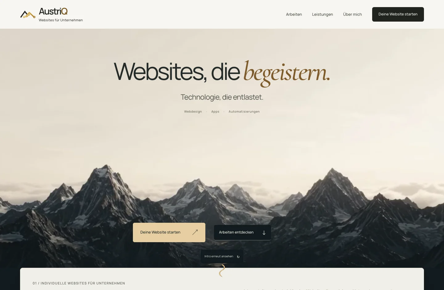 Schlussbild des Video-Heros: Website-Slogan im hellen Horizont und Projektzugänge im dunklen Tal.