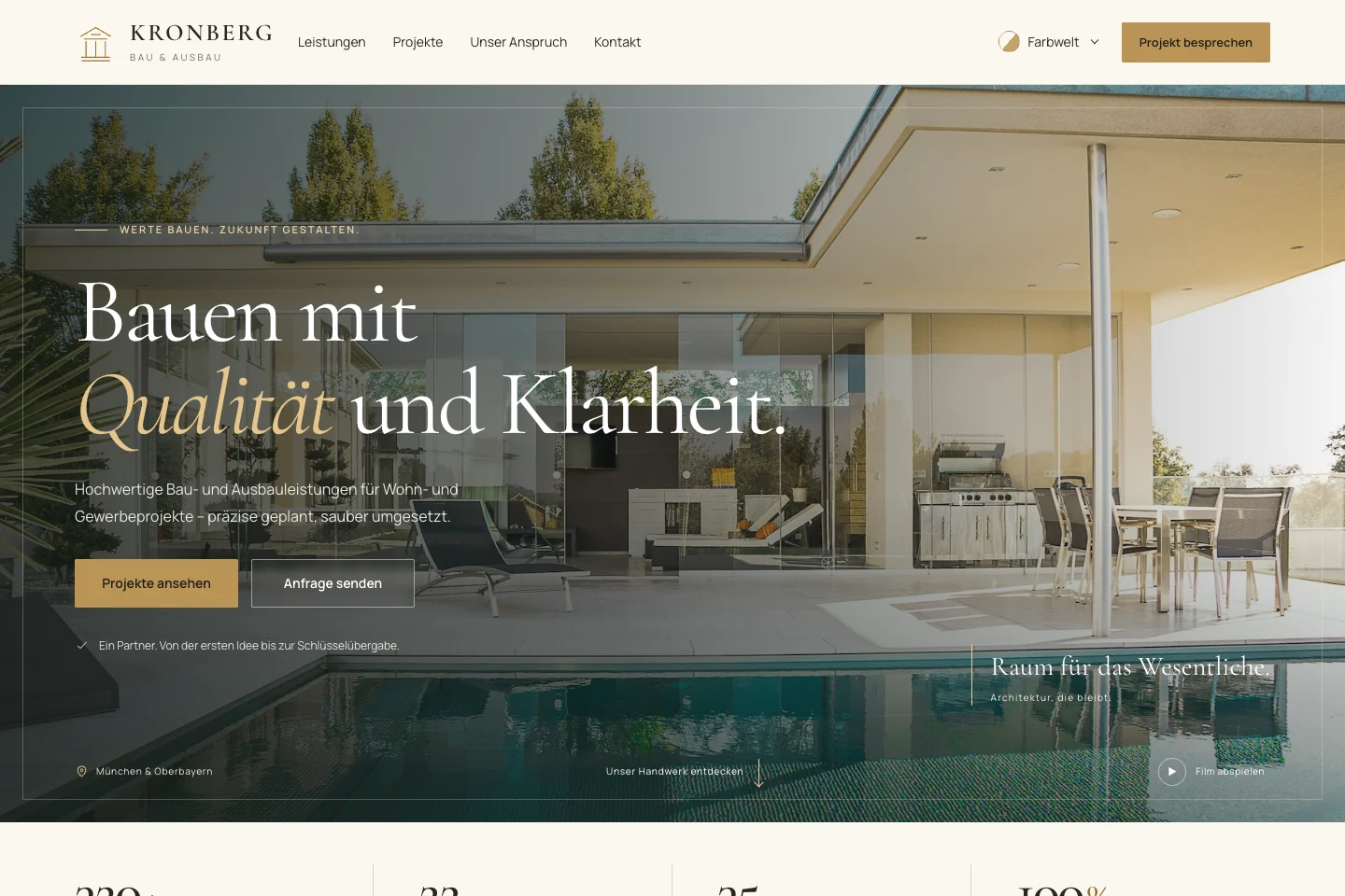 Desktop: Architekturmotiv, Markenauftritt und Projekt-CTA.