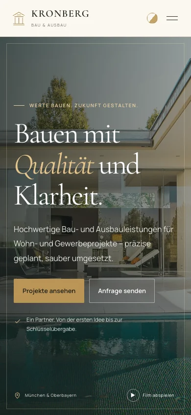 Handy: schmale Navigation und responsiver Hero.